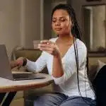une femme paie un achat en ligne