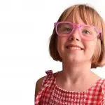 Une enfant avec des lunettes