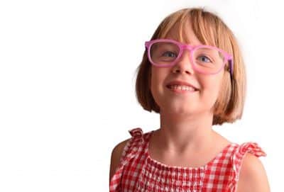 Une enfant avec des lunettes