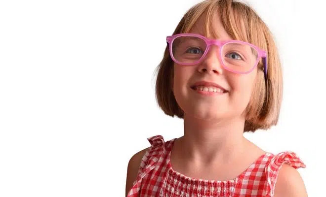 Une enfant avec des lunettes