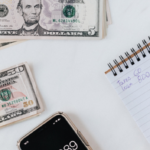 des dollars et un carnet