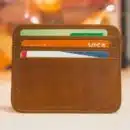 cartes bancaires dans un porte-cartes en cuir
