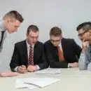 4 hommes en entreprise