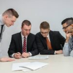 4 hommes en entreprise