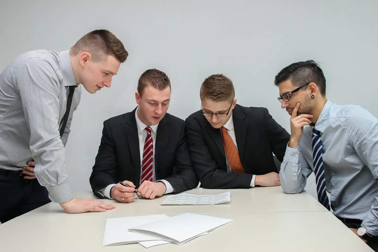 4 hommes en entreprise